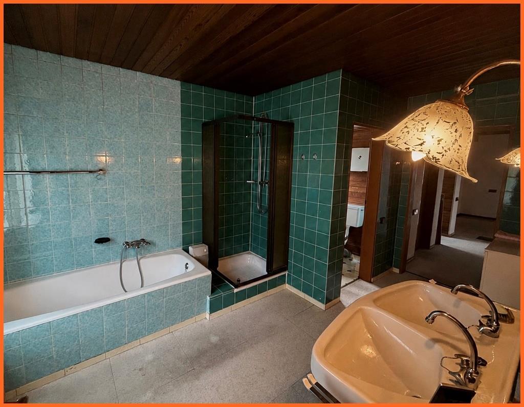 Platz für Visionen und neuen Wohnideen: entwicklungsfähiges Einfamilienhaus mit Ausbaureserve – Aussichtsterrasse! - Bad (9240)