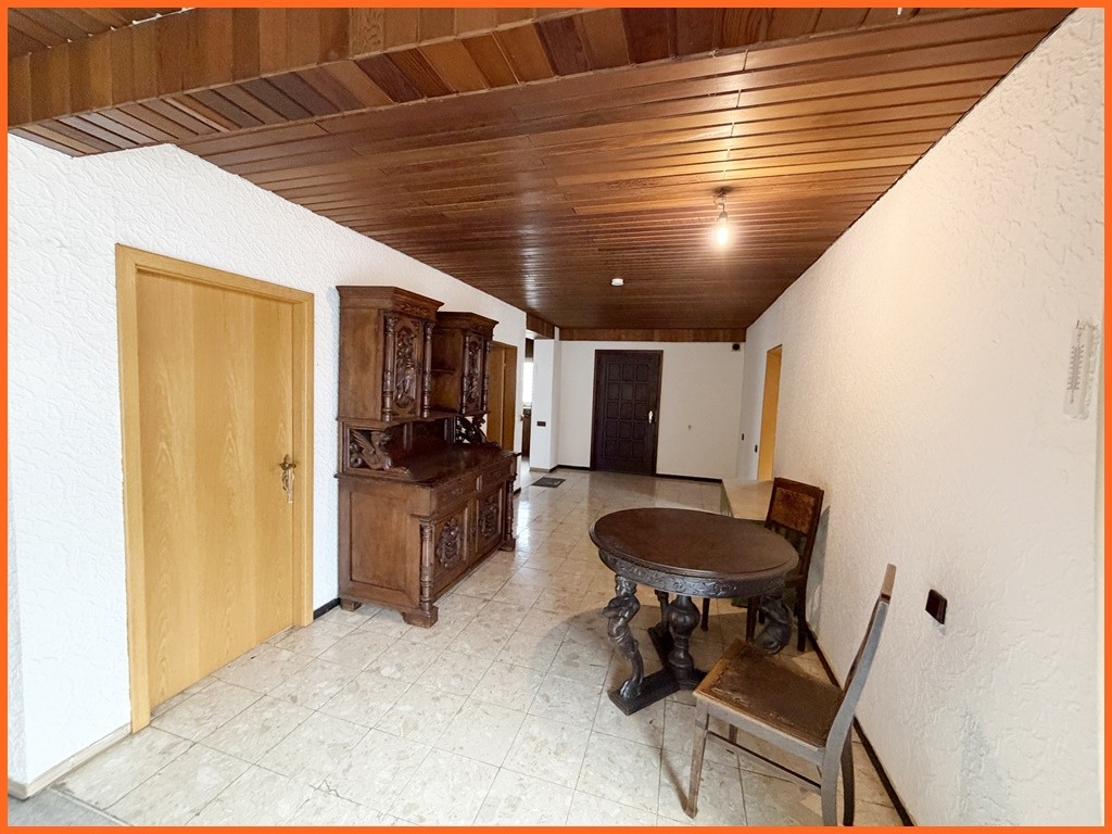 VERKAUFT!!Platz für Visionen und neuen Wohnideen: entwicklungsfähiges Einfamilienhaus mit Ausbaureserve – Aussichtsterrasse! - Diele (10693)