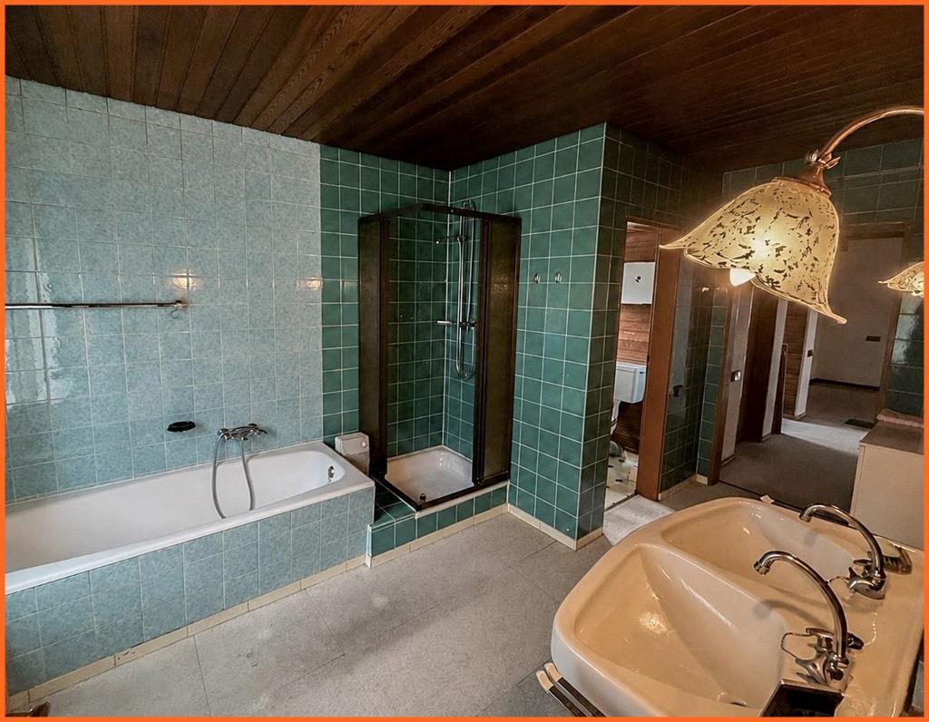 Platz für Visionen und neuen Wohnideen: entwicklungsfähiges Einfamilienhaus mit Ausbaureserve – Aussichtsterrasse! - Bad (9285)