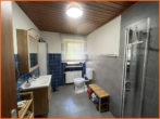 Bad - Attraktives 1-2-Familienhaus mit viel Potential im beliebten Weinsheim