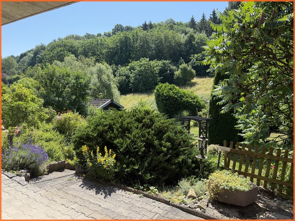 Haus in sonniger Grünblicklage und wohnlich gestalteter Garage mit Nutzungsvielfalt - Terrasse (10271)