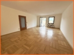 Wohnzimmer - Endlich mal wieder Kurgebiet: 4 Zimmer, Küche, Bad, Gäste-WC, Balkon, TG-Platz, sofort frei!