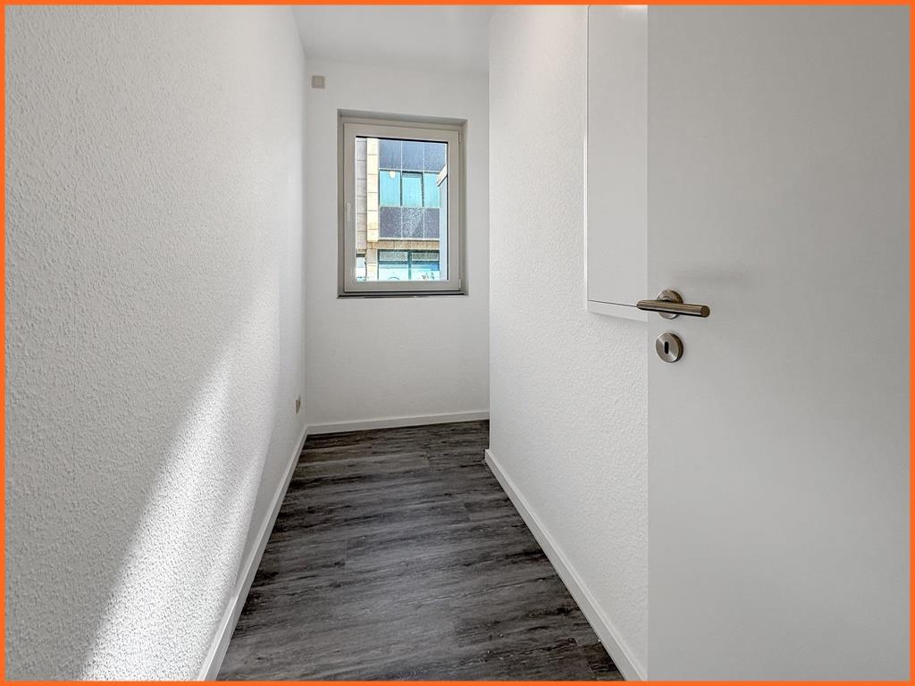 3 Zimmer-Erdgeschoss-Wohnung nahe Diakonie und Bahnhof. Neuwertig und komfortabel. - Flur (7204)