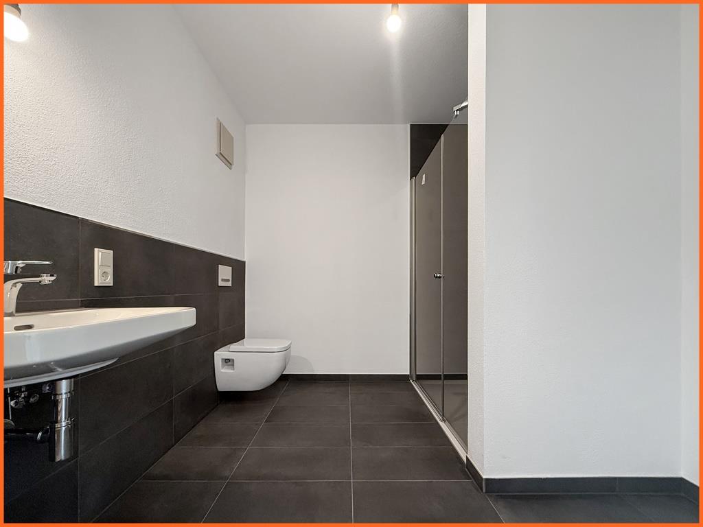 3 Zimmer-Erdgeschoss-Wohnung nahe Diakonie und Bahnhof. Neuwertig und komfortabel. - Bad (7203)