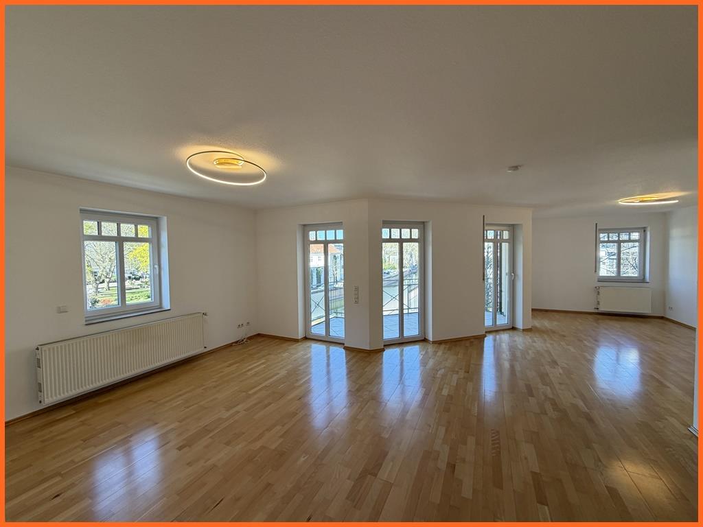 Wohnen in bester Lage des Kurgebiets von Bad Kreuznach – mit Kurparkblick! - Wohnzimmer (8690)