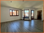 Wohnzimmer 1 - Traumhafte 2-Zimmer-Wohnung mit Balkon in zentraler Lage und Tiefgaragenstellplatz