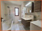 Badezimmer - Traumhafte 2-Zimmer-Wohnung mit Balkon in zentraler Lage und Tiefgaragenstellplatz