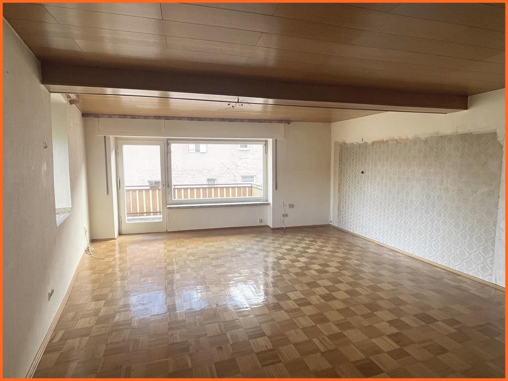 Investfreundliches Anwesen für Individualisten im Ortskern – 3 Garagen kl. Werkstatt-Garten! - Wohnzimmer (9057)