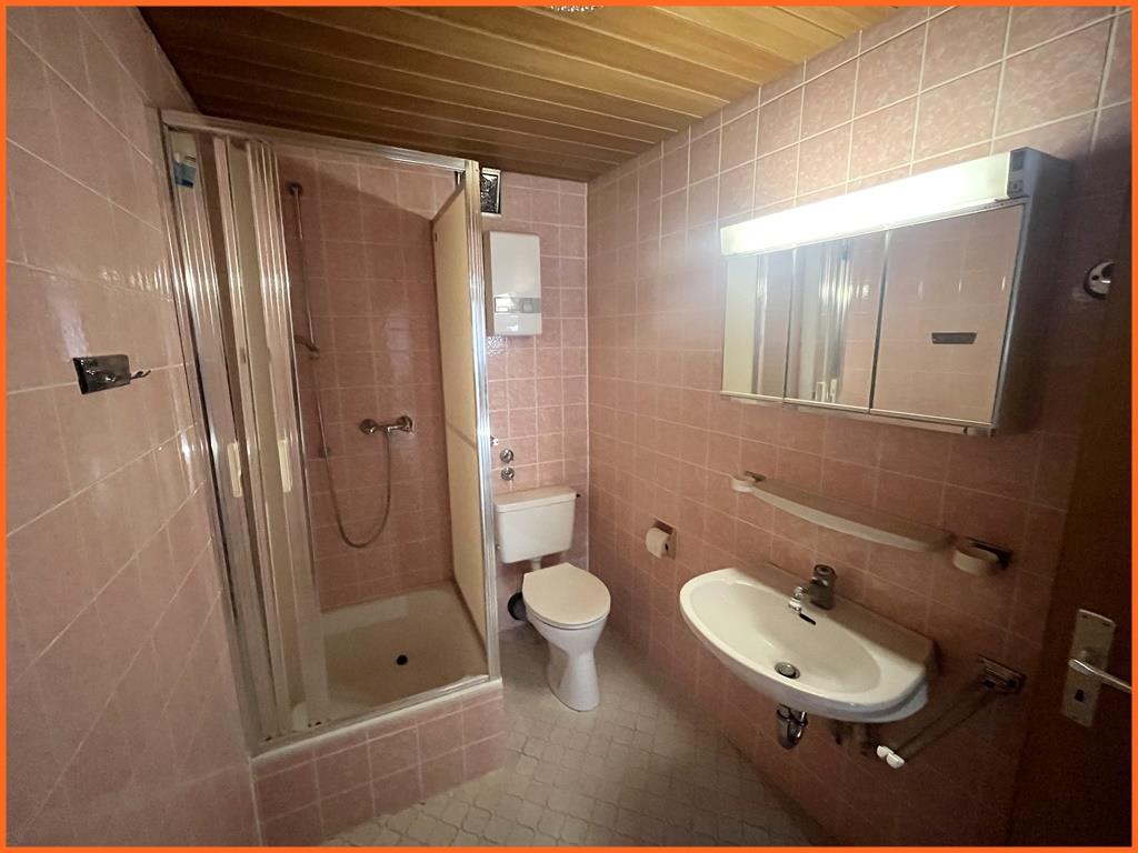 Investfreundliches Anwesen für Individualisten im Ortskern – 3 Garagen kl. Werkstatt-Garten! - Bad (9063)