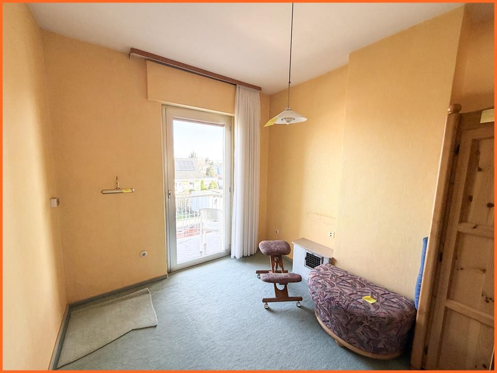 Einfamilienhaus mit Elw und 600 m² Sonnengrundstück im beliebten KH-Winzenheim - Zimmer (8439)