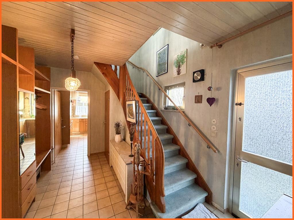 Einfamilienhaus mit Elw und 600 m² Sonnengrundstück im beliebten KH-Winzenheim - Treppenaufgang (8434)