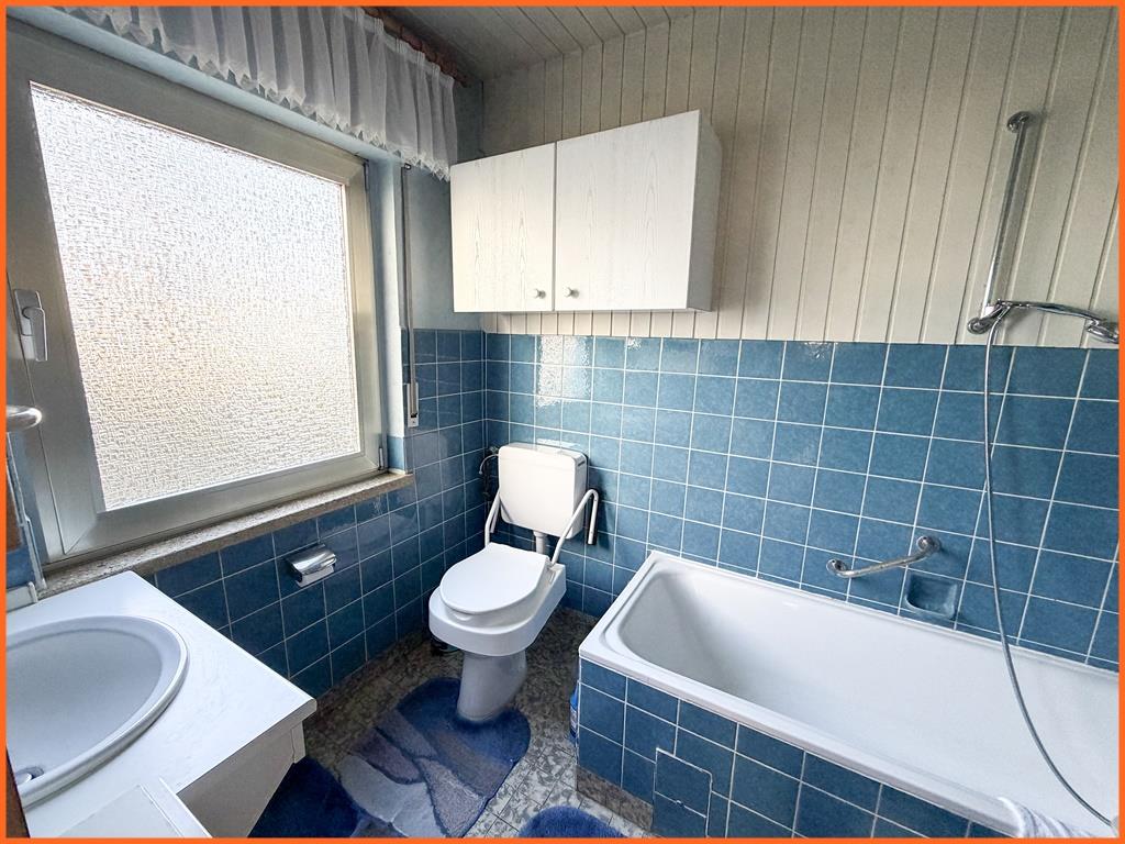 Einfamilienhaus mit Elw und 600 m² Sonnengrundstück im beliebten KH-Winzenheim - Bad (8437)