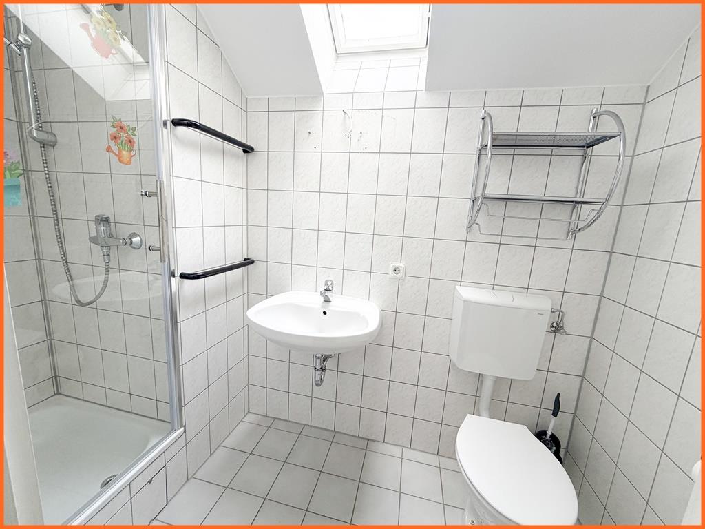 Genießen Sie die Stromberger Aussichtslage und die schnelle Autobahnanbindung in alle Richtungen! - Duschbad OG (8329)