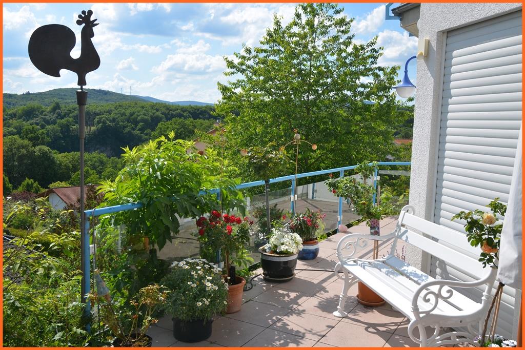 Genießen Sie die Stromberger Aussichtslage und die schnelle Autobahnanbindung in alle Richtungen! - Terrasse (8331)