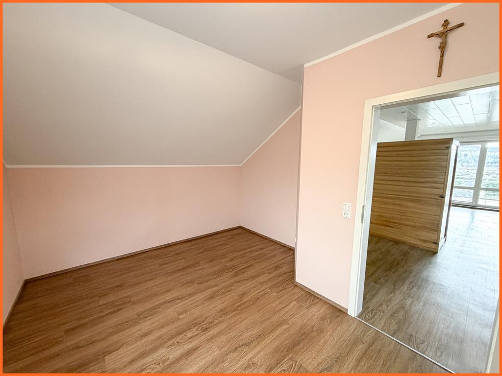 Genießen Sie die Stromberger Aussichtslage und die schnelle Autobahnanbindung in alle Richtungen! - Zimmer OG mit Duschbad (8328)