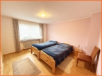 Schlafzimmer OG - Wohnen mit viel Platz, herrlichem Garten, 2 Garagen sowie nahe der Uni und Innenstadt!