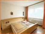 Schlafzimmer 1 - Wohnen mit viel Platz, herrlichem Garten, 2 Garagen sowie nahe der Uni und Innenstadt!
