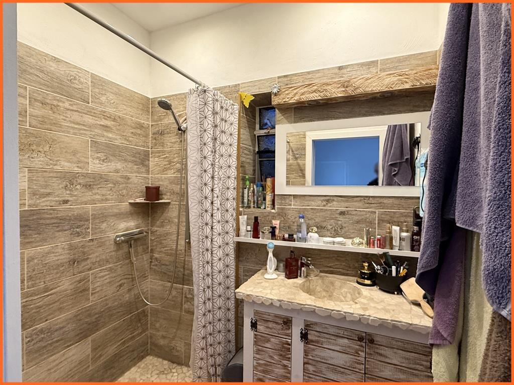 Ein Fall für Zwei: erschwingliches Reiheneckhaus in ruhiger Bad Münsterer Ortslage! - Bad mit Dusche (8295)