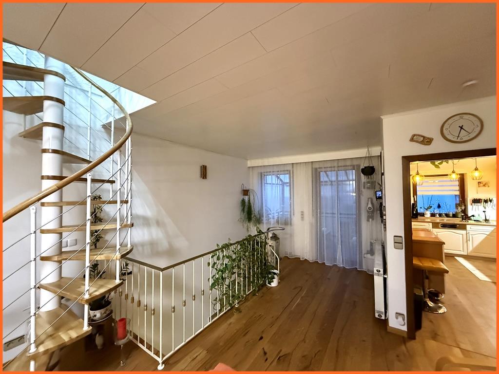 Ein Fall für Zwei: erschwingliches Reiheneckhaus in ruhiger Bad Münsterer Ortslage! - Treppenaufgang (8299)