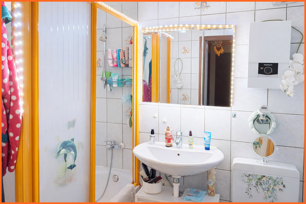 Sehr schön gelegene, dzt. vermietete 4 Zimmer-Wohnung mit Aussichtsbalkon. - Bad (8043)