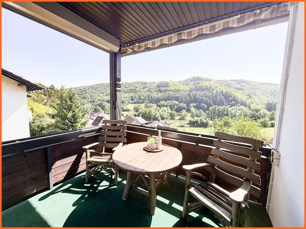 Viel Platz im und ums Haus bietet dieses 200 m² große 1-2 Familienhaus mit fast 3000 m² Grundstück. - Balkon (10377)