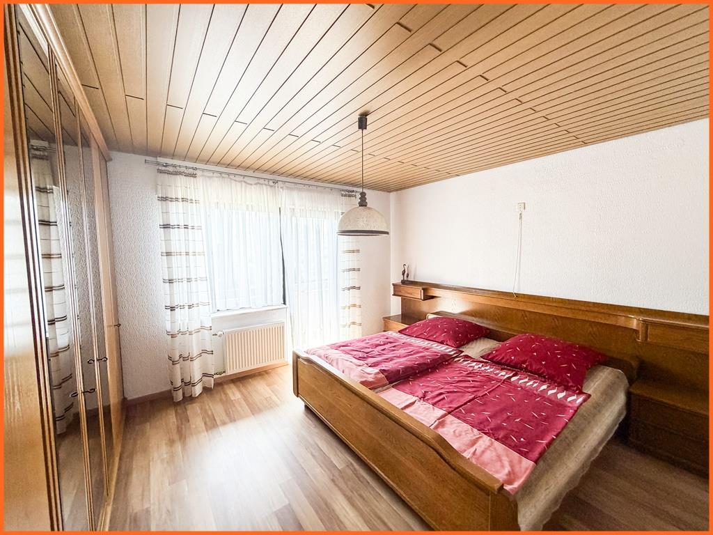 Viel Platz im und ums Haus bietet dieses 200 m² große 1-2 Familienhaus mit fast 3000 m² Grundstück. - Schlafzimmer (10372)