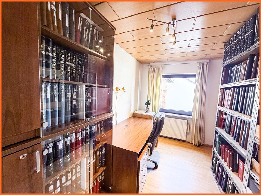 Viel Platz im und ums Haus bietet dieses 200 m² große 1-2 Familienhaus mit fast 3000 m² Grundstück. - Büro (10374)
