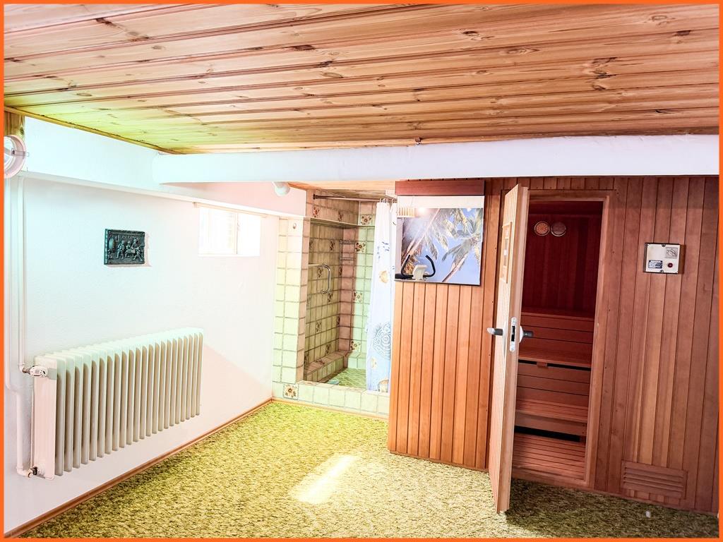 Viel Platz im und ums Haus bietet dieses 200 m² große 1-2 Familienhaus mit fast 3000 m² Grundstück. - Sauna (10376)