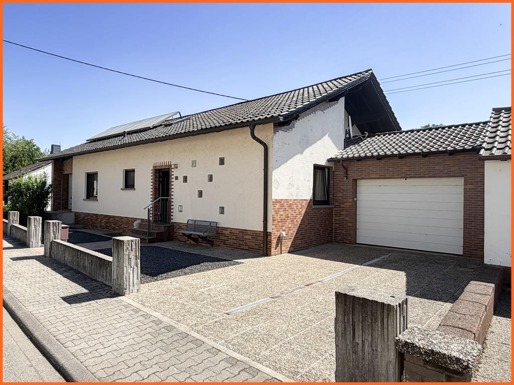Viel Platz im und ums Haus bietet dieses 200 m² große 1-2 Familienhaus mit fast 3000 m² Grundstück. - Ansicht (10380)