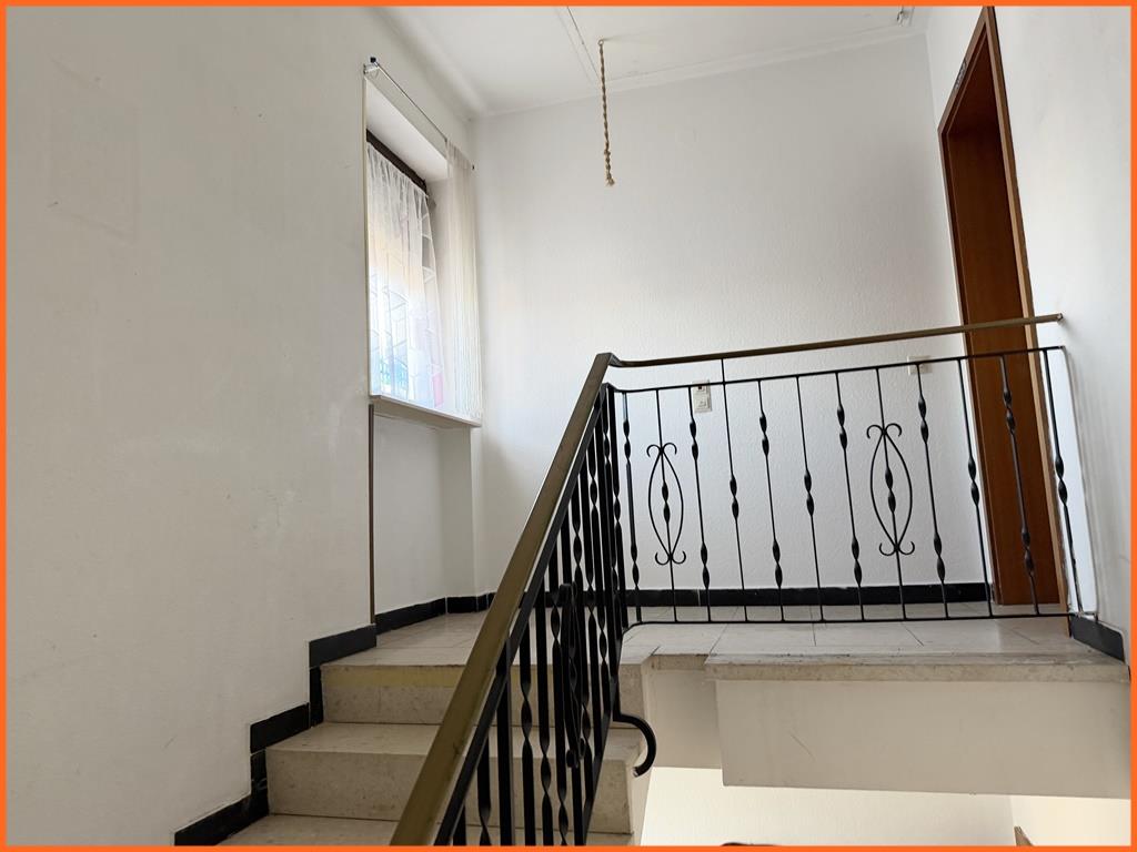 Eine echte Gelegenheit: 2 Familienhaus nach WEG geteilt – eine Wohnung frei, eine vermietet – auch steuerlich interessant! - Treppenhaus (10135)