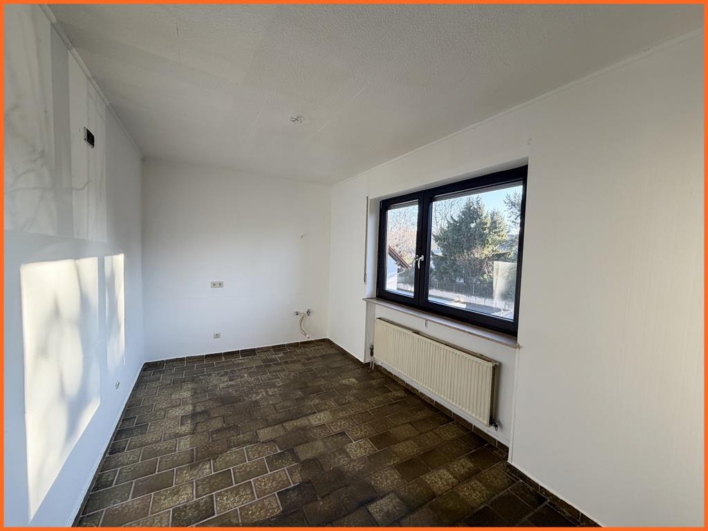 Ruhige Lage Wöllstein: 2 -Familienhaus nach WEG geteilt- steuerlich interessant! - Küche 1OG. (7753)