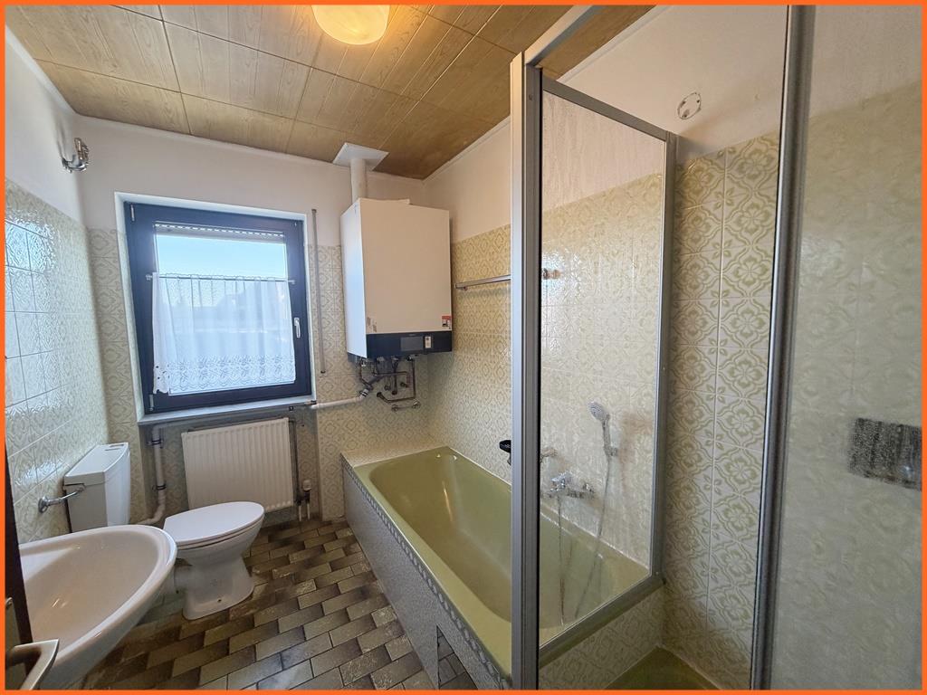 Ruhige Lage Wöllstein: 2 -Familienhaus nach WEG geteilt- steuerlich interessant! - Bad 1OG. (7754)