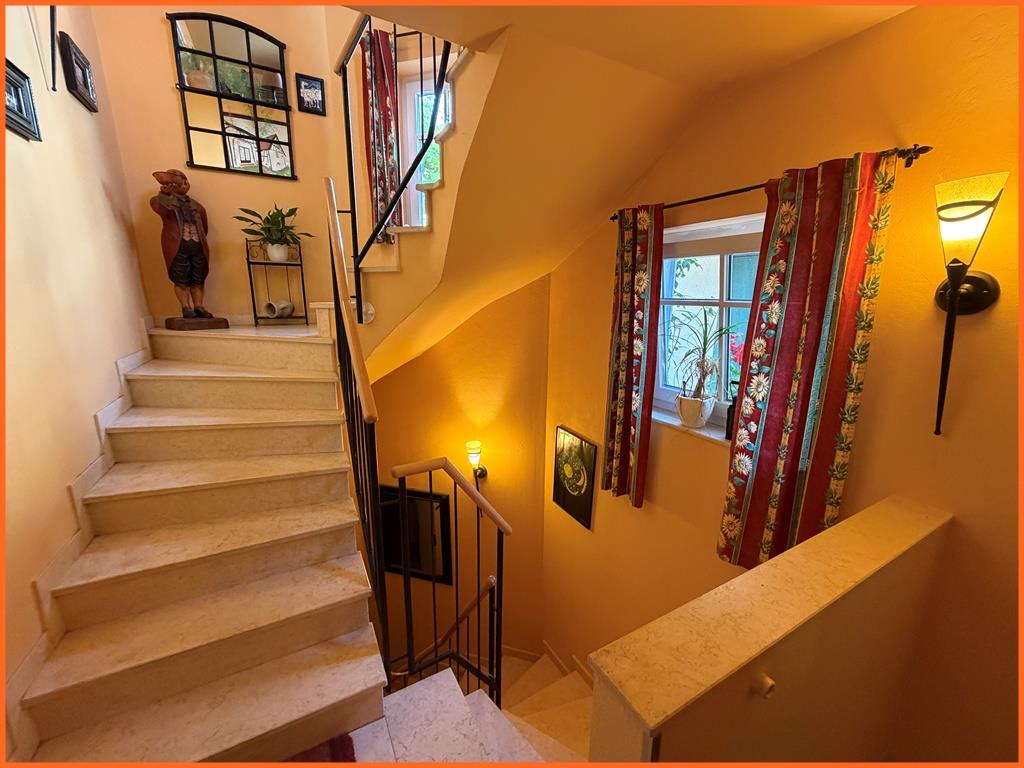 Hier erwartet Sie ein Hauch von südlichen Urlaubsflair: individuell gestaltete 115 m² große Maisonette! - Treppenhaus (9340)
