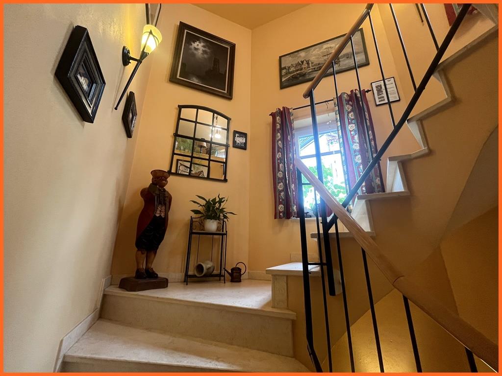 Hier erwartet Sie ein Hauch von südlichen Urlaubsflair: individuell gestaltete 115 m² große Maisonette! - Treppenhaus (9313)