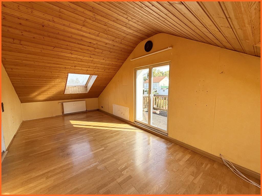 Gemütliche DG-Wohnung in gepflegtem 3-Familienhaus und ruhiger Stadtlage! - Wohnzimmer (8755)