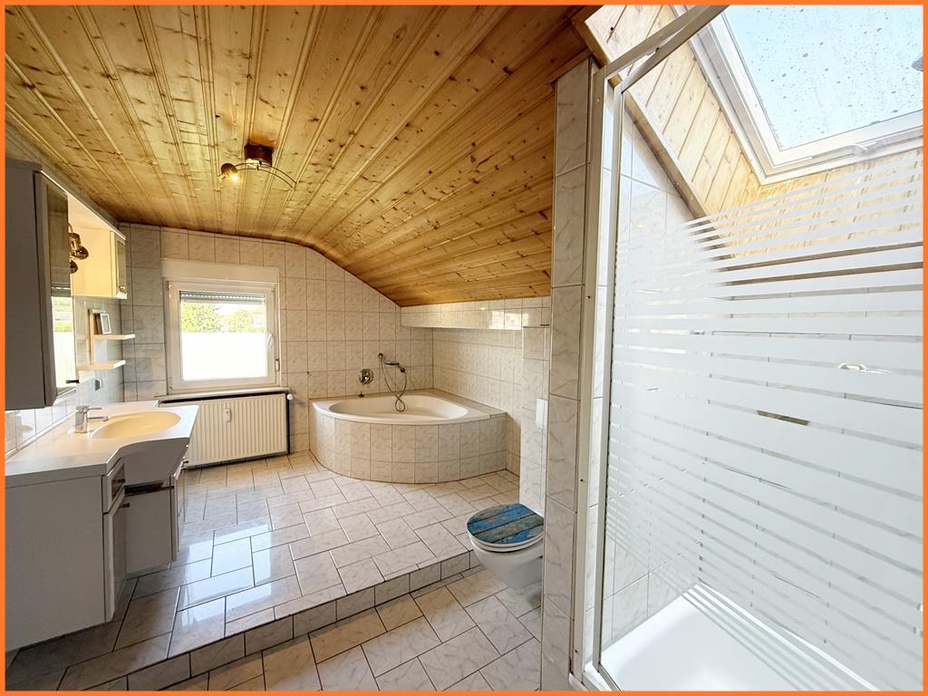 In ruhiger Stadtlage erwartet Sie diese 3 Zimmer-Wohnung mit Balkon und Garage. Sofort frei. - Badezimmer (9975)