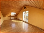 Wohnzimmer - Ruhige Stadtlage zum Wohlfühlen – 3-Zimmer-Wohnung mit Balkon und Garage!