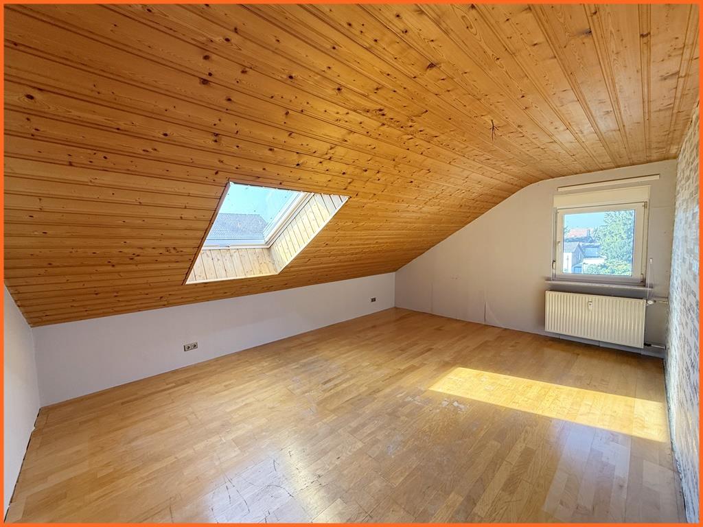 Gemütliche DG-Wohnung in gepflegtem 3-Familienhaus und ruhiger Stadtlage! - Schlafzimmer (8757)