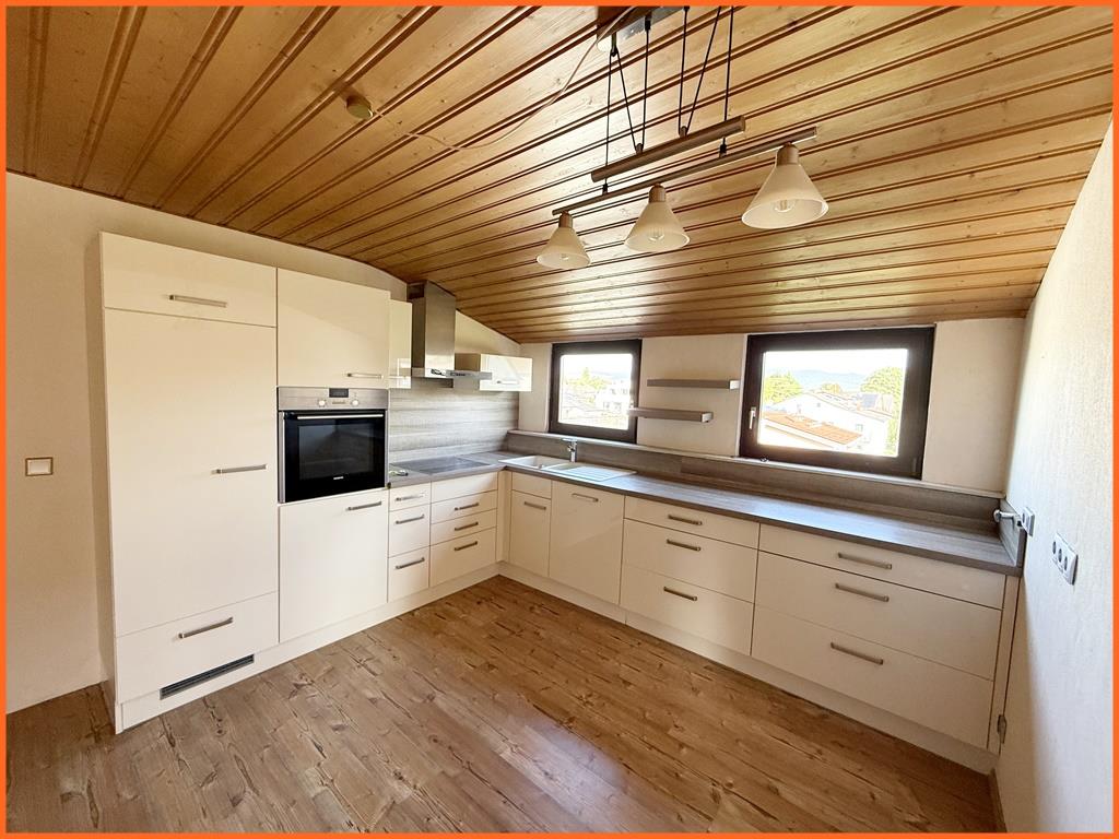 Gemütliche DG-Wohnung in gepflegtem 3-Familienhaus und ruhiger Stadtlage! - Küche (8947)