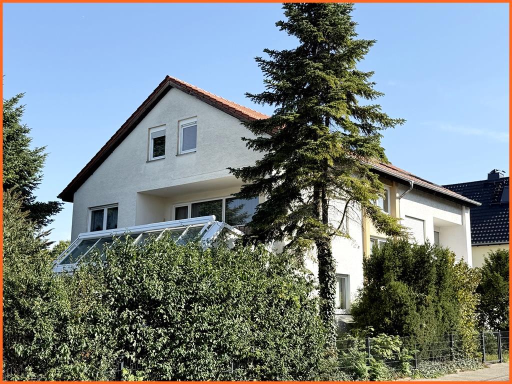 In ruhiger Stadtlage erwartet Sie diese 3 Zimmer-Wohnung mit Balkon und Garage. Sofort frei. - Außen (9978)
