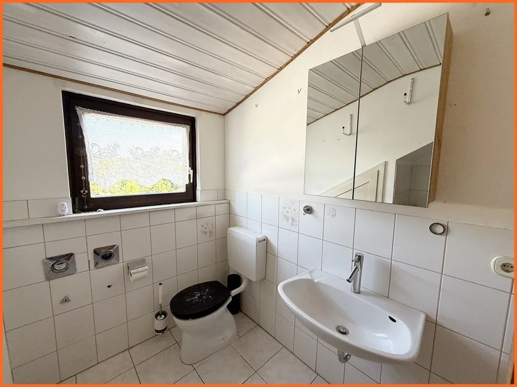 3-Zimmer-Wohnung mit Balkon und Garage in ruhiger Lage, sofort frei! - Gäste WC (10900)