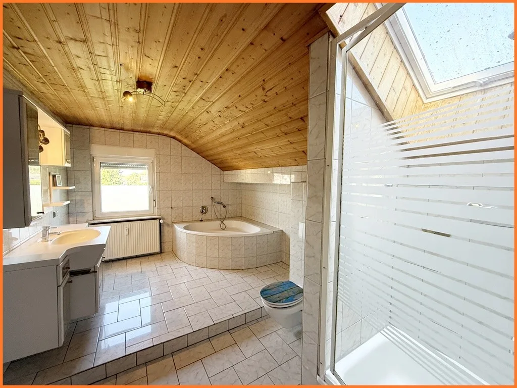 3-Zimmer-Wohnung mit Balkon und Garage in ruhiger Lage, sofort frei! - Badezimmer (10899)