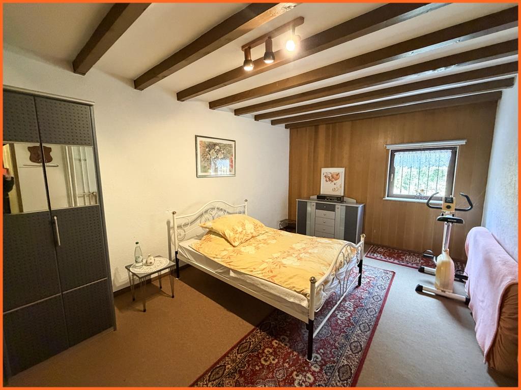 Natur pur: 270 m² Wohnfläche und 2615 m² Grundstück mit eigenem Wald! - Einlieger Zimmer (8493)