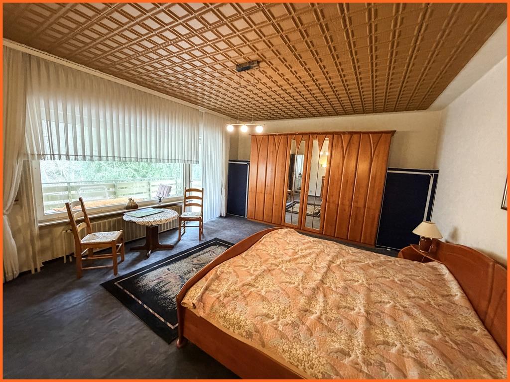 VERKAUFT!!-Natur pur: 270 m² Wohnfläche und 2615 m² Grundstück mit eigenem Wald! - Schlafzimmer (10389)