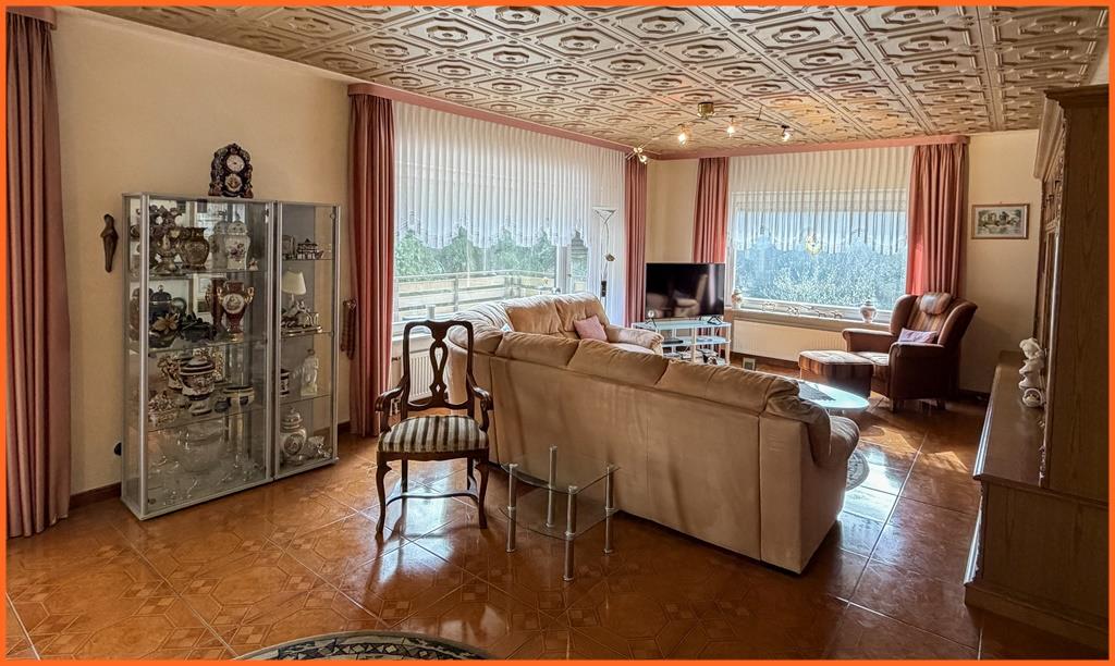 VERKAUFT!!-Natur pur: 270 m² Wohnfläche und 2615 m² Grundstück mit eigenem Wald! - Wohnzimmer (10386)