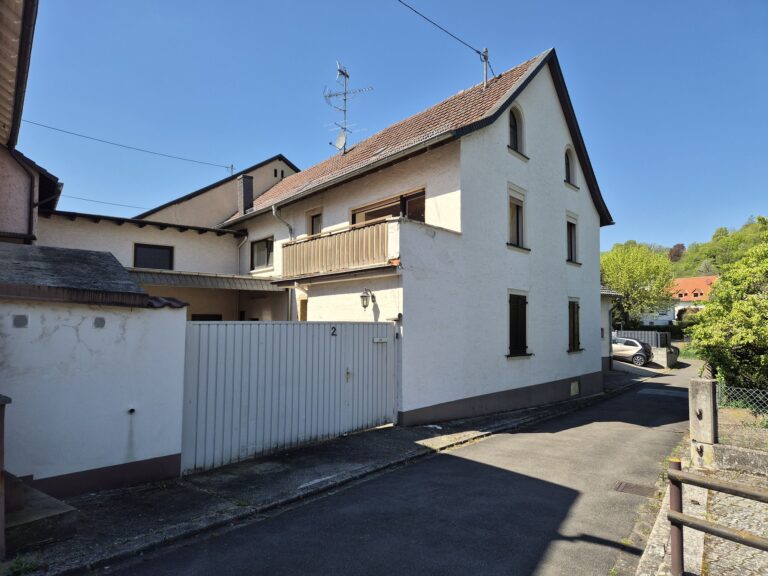 Einfamilienhaus mit Garagen in Roxheim